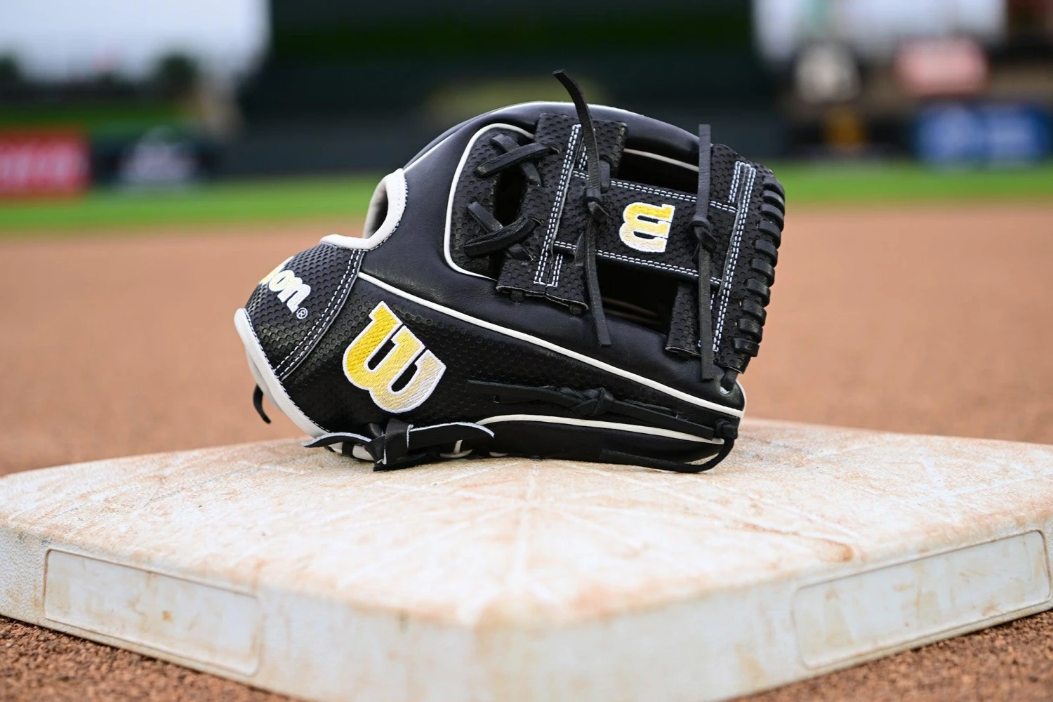 2023 Wilson A2000 1786 Spin Control 11.5" Infield Baseball Glove: WBW100985115 2 2023 Wilson A2000 1786 Spin Control 11.5" Infield Baseball Glove: WBW100985115 - Image 2